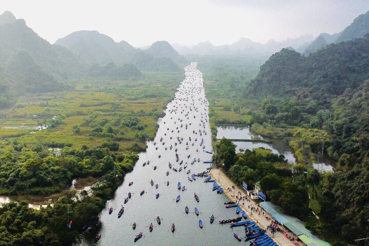 Sáng mùng 5 Tết, hàng nghìn chuyến đò hoạt động tấp nập đưa khách từ bến Yến vào chùa Thiên Trù.
