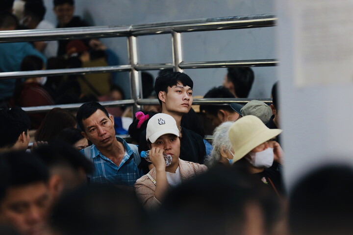 Những ánh mắt, khuôn mặt du khách biểu lộ sự sốt ruột khi phải đứng chờ lâu.