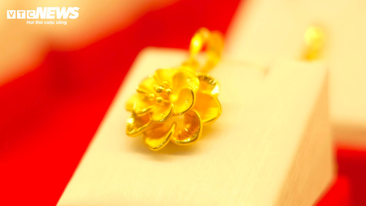 Giá vàng trong nước có nơi giảm nhẹ 20.000 đồng/lượng, trong khi giá vàng thế giới đã trượt khỏi mốc 2.000 USD/ounce.