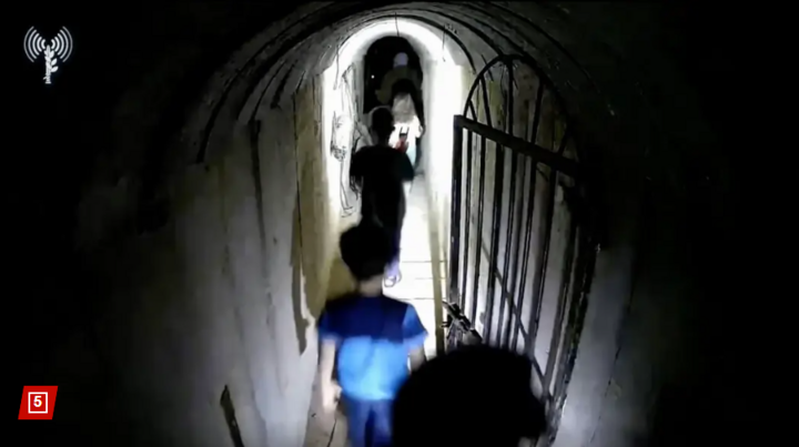 Israel tung video thủ lĩnh Hamas cùng vợ con trốn trong đường hầm ở Gaza - 4