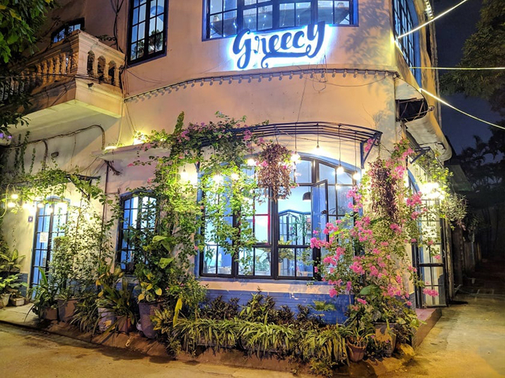 Mặt tiền ấn tượng của Greecy Coffee.