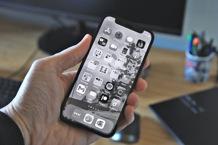 Vì sao nên chuyển màn hình iPhone sang đen trắng?