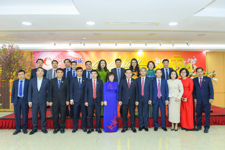 Chủ tịch Quốc hội cùng các đại biểu tại buổi thăm, chúc Tết. (Ảnh: Hậu Lộc)