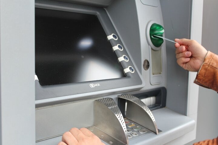 Người dùng có thể chuyển tiền tại cây ATM vào thứ 7, chủ nhật. (Ảnh minh họa)