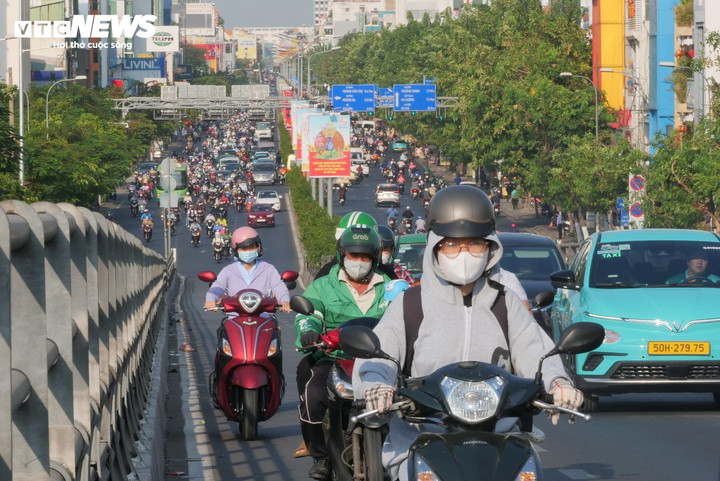 Thời tiết TP.HCM ngày 16/2, trời nắng nóng với nền nhiệt độ cao nhất đạt 36 độ C.