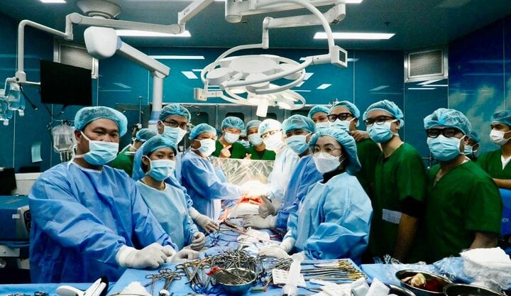 80 y bác sĩ tham gia ca ghép phổi đêm Giao thừa hồi sinh cô gái 21 tuổi