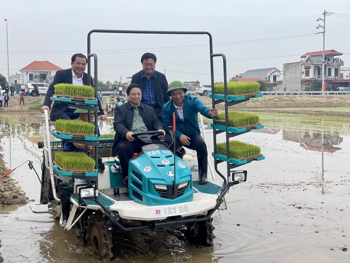 Thủ tướng trực tiếp ngồi máy cấy để điều khiển cấy lúa trên cánh đồng. (Ảnh: VGP/Nhật Bắc)