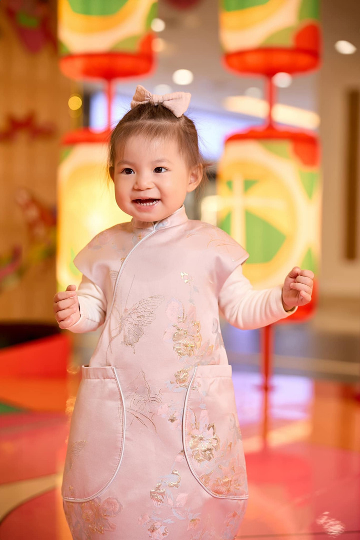 Các mẫu áo dài mẹ Salim chọn cho bé Pam đều có thiết kế dễ thương và ngộ nghĩnh.