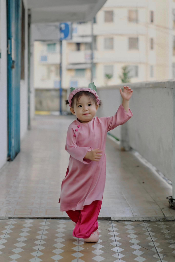 Em bé hot nhất mạng xã hội dịp Tết, mỗi ngày một bộ áo dài - 3