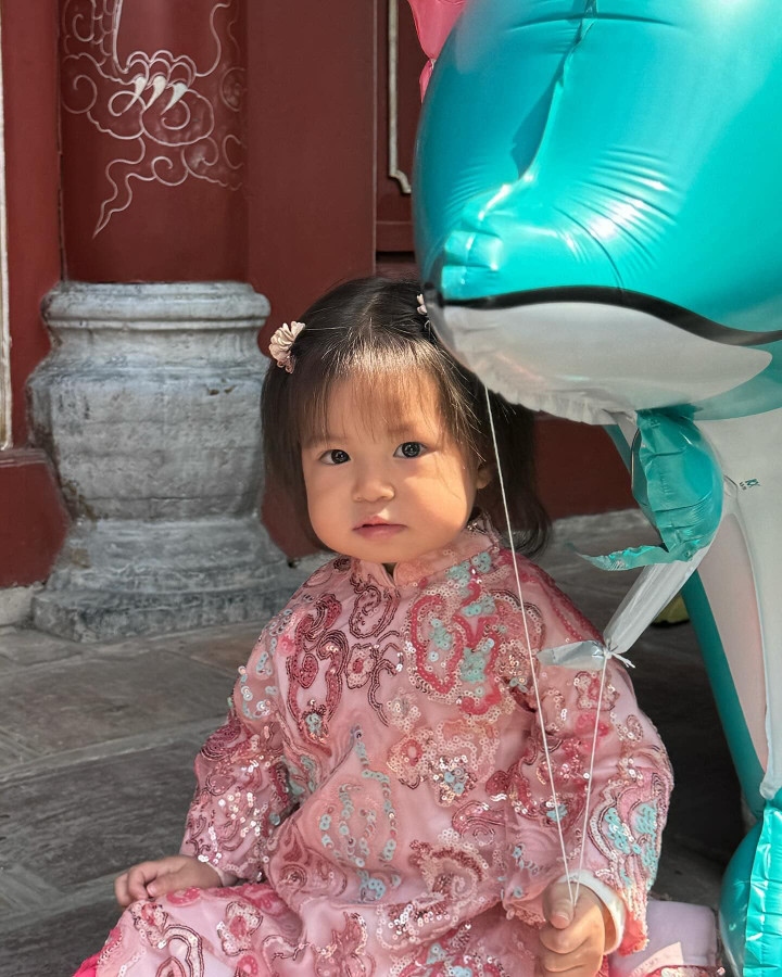 Em bé hot nhất mạng xã hội dịp Tết, mỗi ngày một bộ áo dài - 11