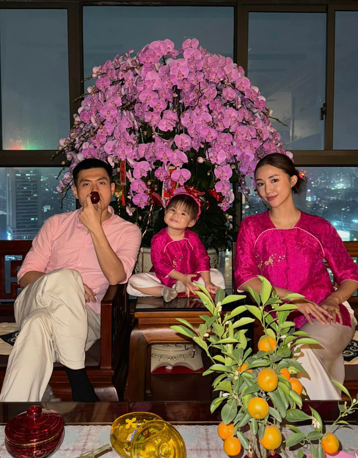 Mẹ Salim cũng diện áo đôi cùng "chiến thần áo dài" mùa Tết này.