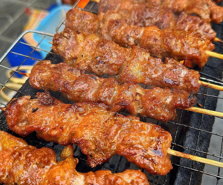 Những miếng thịt được tẩm ướp vừa vặn, nướng vàng ruộm trên than hoa hấp dẫn mọi thực khách.