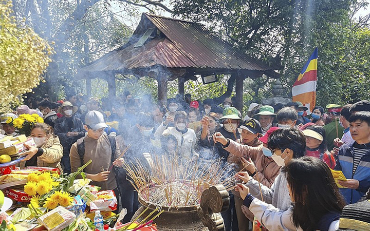Dịp đầu xuân năm mới, chùa Hương đón rất nhiều du khách thập phương.