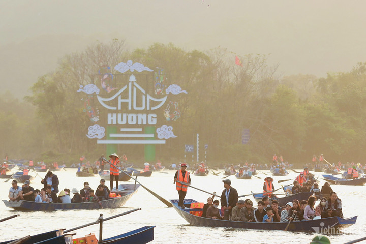 Khu danh thắng chùa Hương là một trong những địa điểm du lịch thu hút khách nhất Hà Nội. Ban Quản lý Khu di tích thắng cảnh Hương Sơn cho biết, chỉ trong 2 ngày bán vé (mùng 3 và mùng 4 Tết) có tới hơn 56.000 lượt khách tới lễ và vãn cảnh.