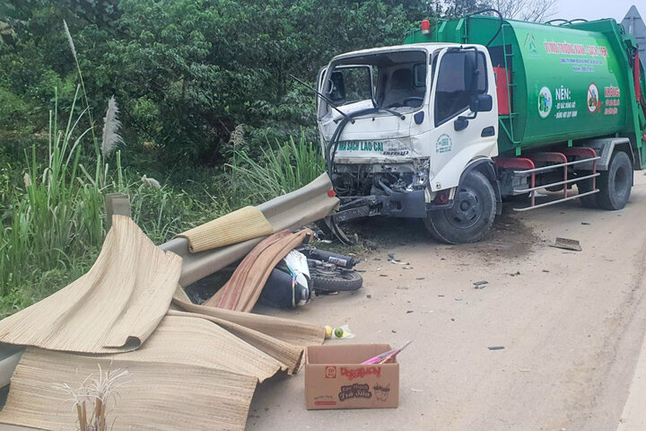 Hiện trường vụ xe máy đi ngược chiều trên cao tốc Nội Bài - Lào Cai khiến 4 thanh thiếu niên tử vong. (Ảnh: CACC)