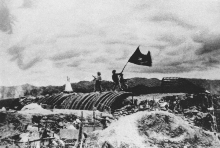 Chiều 7/5/1954, lá cờ "Quyết chiến - Quyết thắng" của Chủ tịch Hồ Chí Minh tặng các đơn vị tham gia Chiến dịch Điện Biên Phủ tung bay trên nóc hầm chỉ huy của địch. (Ảnh: hochiminh.vn)