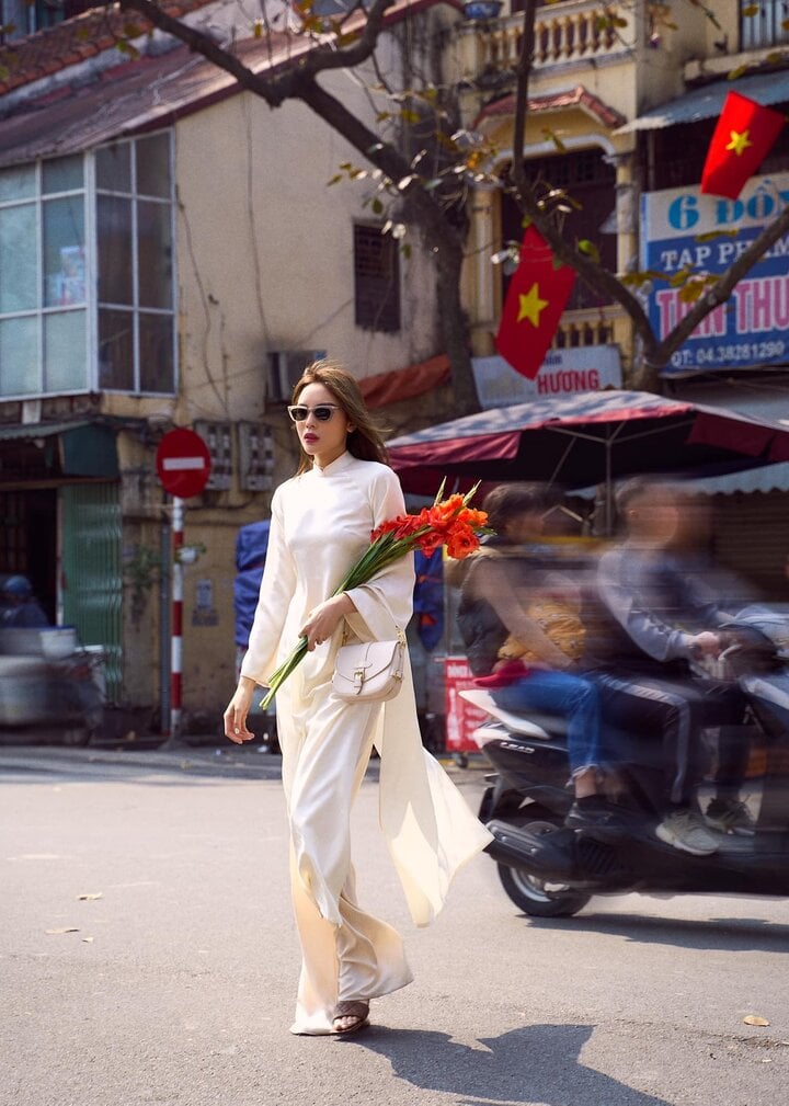 Nhân dịp năm mới, Hoa hậu Nguyễn Cao Kỳ Duyên đăng tải loạt ảnh cô diện áo dài trắng du xuân, thưởng ngoạn không khí dịp đầu xuân.