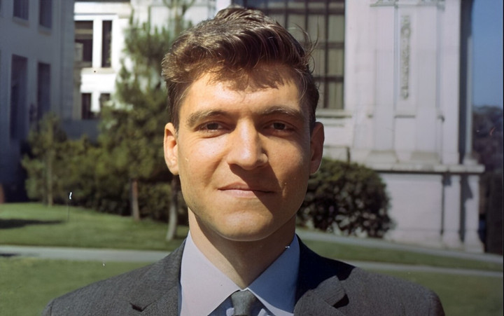 Những người học cùng trường với Kaczynski đều nhận xét ông là người có thành tích học tập xuất sắc nhưng lại là một “kẻ cô độc”.