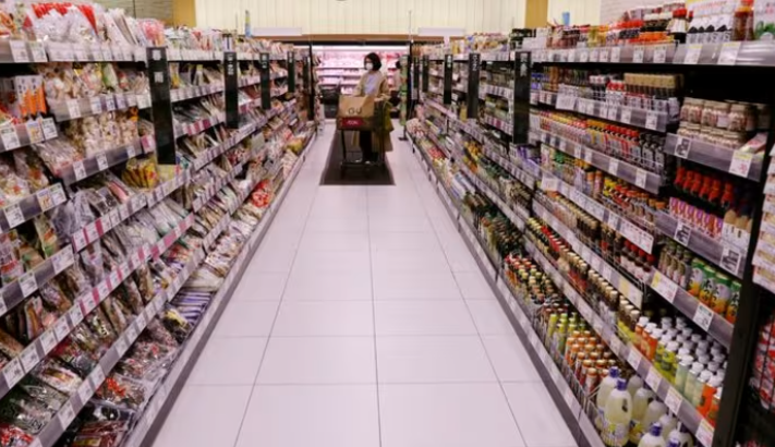 Người tiêu dùng Nhật Bản đang dần "kiệt sức" khi giá cả liên tục tăng cao. (Ảnh: Reuters)