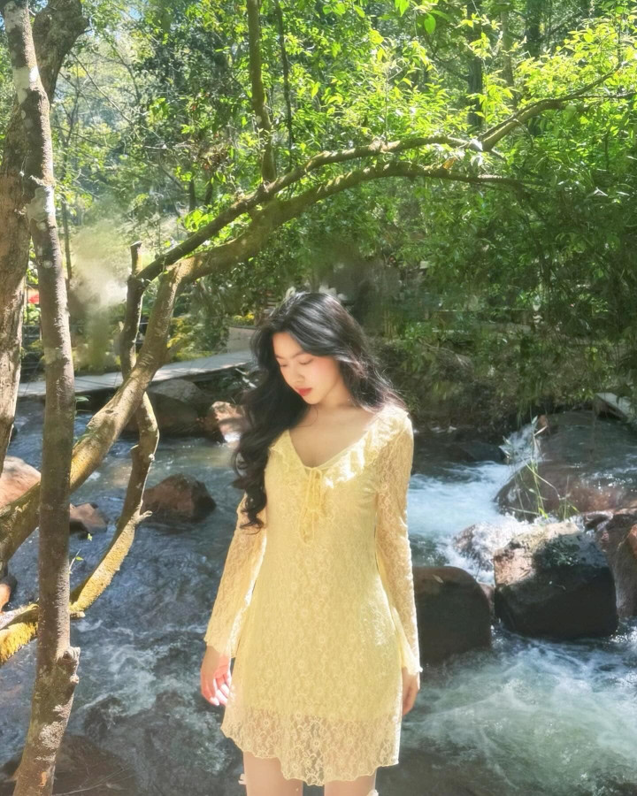 Không chỉ xinh đẹp, có gia thế "khủng", Mai Thảo Linh còn sở hữu thành tích học tập ấn tượng. Năm 2023, con gái MC Quyền Linh là một trong 5 học sinh nhận được giải thưởng từ tổ chức Cambridge. Được biết, đây là giải thưởng nhằm vinh danh thành tích của các học sinh tham gia kỳ thi Cambridge từ các nước trên thế giới.