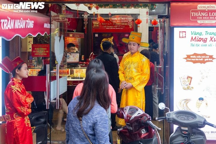 Ngày vía Thần Tài là dịp để người dân đi mua vàng cầu tài lộc, may mắn cho năm mới. (Ảnh: Minh Đức)