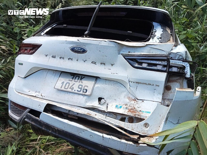 Chiếc xe hư hỏng nặng sau khi lao xuống vực. (Ảnh: Phan Vĩnh)