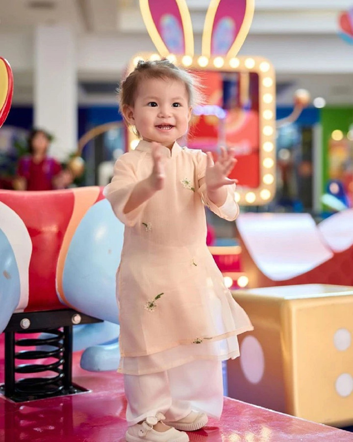 Dù diện áo dài theo phong cách nào thì "ngoan xinh yêu của mẹ Salim" cũng rất thần thái và có nét riêng.