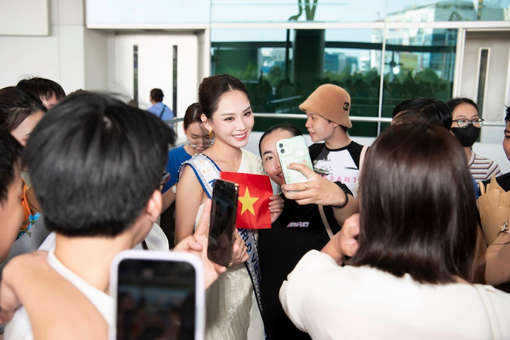 Được biết vừa qua, Mai Phương vô cùng bận rộn khi phải liên tục rèn luyện các kĩ năng như kỹ năng trả lời phỏng vấn, catwalk, tài năng, nhảy... trước khi tham dự đấu trường nhan sắc quốc tế.