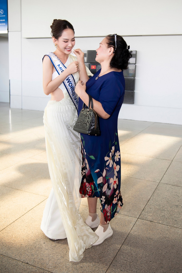 Trong khi đó, mẹ ruột Mai Phương ân cần chăm chút cho con gái trước khi cô rời Việt Nam. Được mẹ chăm sóc, người đẹp nở nụ cười rạng rỡ.