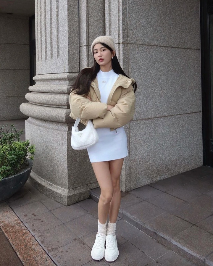 Với những cô nàng có vóc dáng nhỏ nhắn, mẫu áo phao dáng ngắn sáng màu là lựa chọn hoàn hảo.