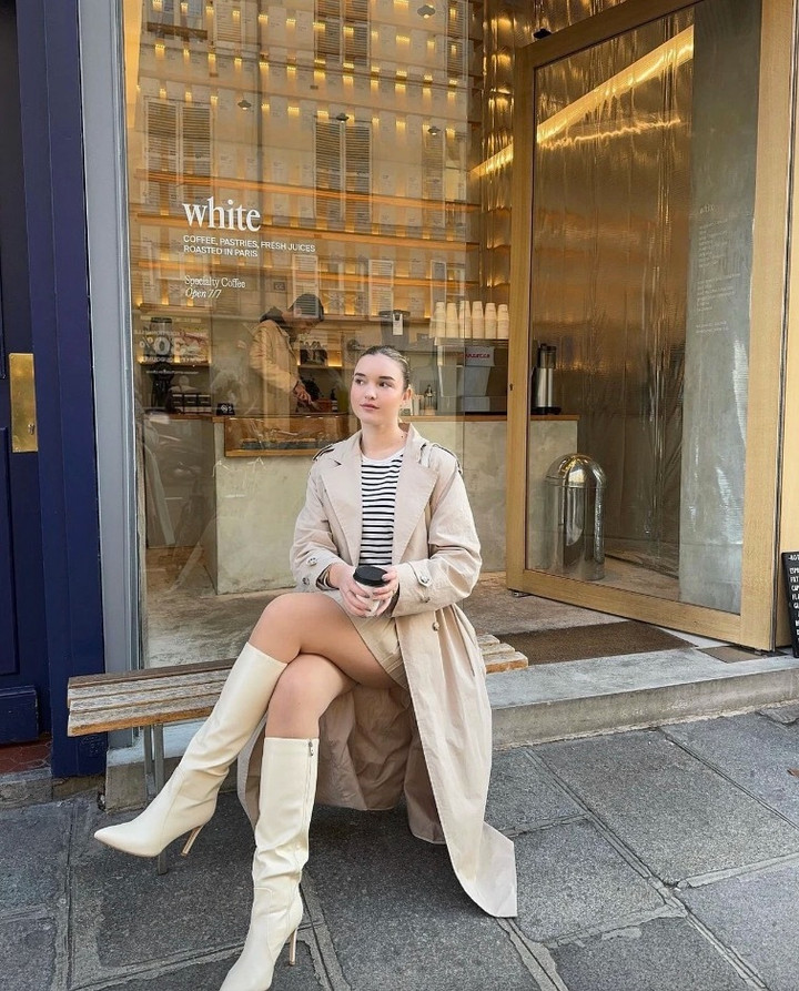 Kết hợp áo khoác dài sáng màu cùng giày boots cao cổ sẽ khiến người mặc không chỉ trẻ trung mà còn rất sành điệu.