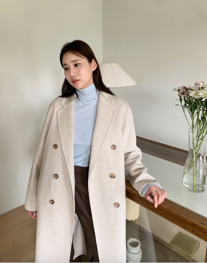 Thông thường, các nàng sẽ chọn áo khoác dạ tối màu cho tủ đồ. Tuy nhiên, đừng bỏ qua áo khoác dạ mang tông màu trắng bởi món thời trang này rất hợp xu hướng, được nhiều nàng sành điệu chọn diện. Áo khoác dạ tông màu trắng gây ấn tượng ở sự nữ tính, dịu dàng.