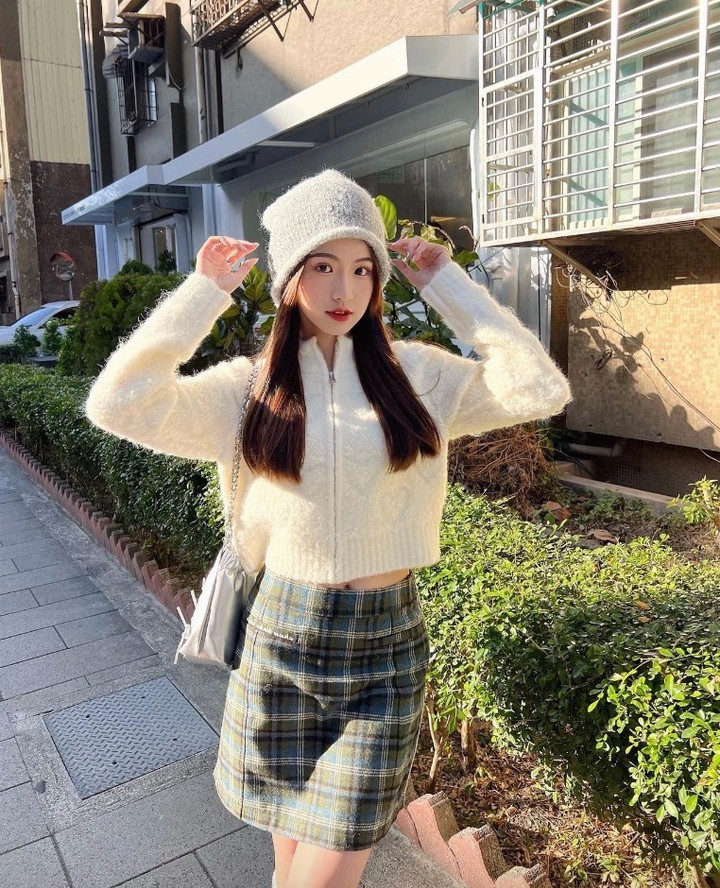 Những cô nàng nữ tính cũng có thể lựa chọn áo khoác lông kéo khóa với chân váy dáng lửng. Kết hợp với mũ len sáng màu để cùng tông với áo khoác.
