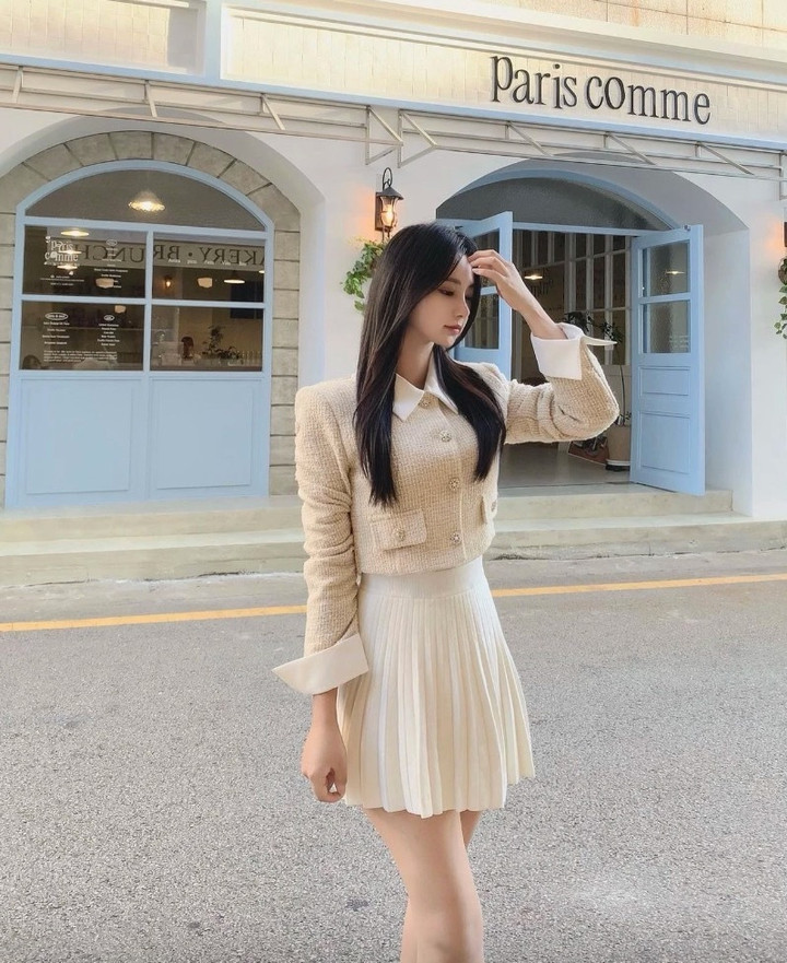 Mang nét tiểu thư kiêu kỳ là sự kết hợp giữa áo khoác dạ tweed cùng chân váy. Gam màu sáng được hòa quyện với nhau hết sức nhịp nhàng, giúp tổng thể ngoại hình trở nên nền nã.