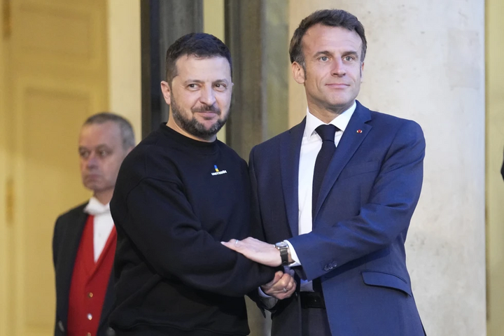 Tổng thống Ukraine Volodymyr Zelensky và Tổng thống Pháp Emmanuel Macron. (Ảnh: AP)