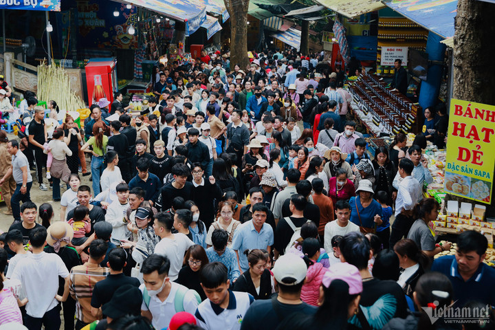 BTC lễ hội ước tính năm nay số lượng người dân đến chùa Hương vào dịp Tết Giáp Thìn tăng hơn 20% so với năm Quý Mão.