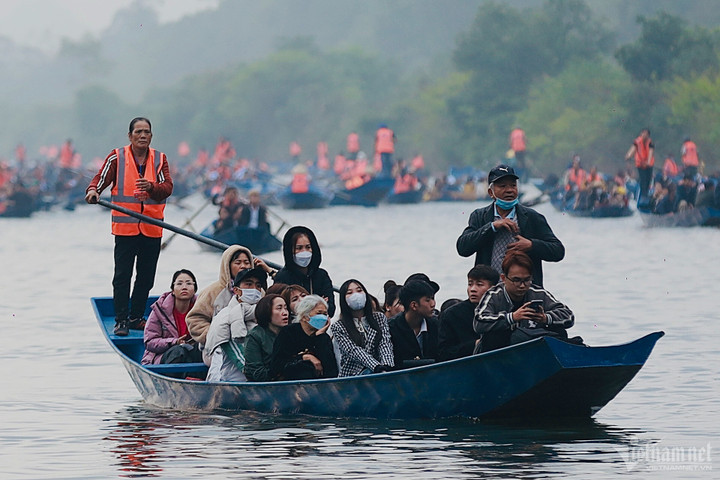 Năm nay, xã Hương Sơn mở hợp tác xã dịch vụ du lịch chùa Hương với hơn 4.000 thuyền. Ban tổ chức lễ hội chùa Hương mong muốn việc thực hiện này sẽ góp phần chuyên nghiệp hóa, chấm dứt cảnh chèo kéo, xin tiền gây phản cảm.