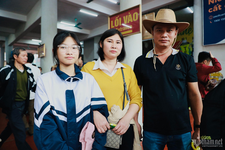 Đi cùng vợ và con, anh Chương Viết Năm tính trước để xuất phát sớm nhằm tránh bị ách tắc tại khu vực cáp treo nhưng vẫn không tránh khỏi. Anh Năm quyết định dẫn vợ con bỏ ra khỏi hàng và leo bộ lên chùa chính. “Tôi chờ 30 phút nhưng vẫn xếp hàng quá xa. Nhìn những người hàng trên đến trước mình mà vẫn còn phải chờ rất vất vả nên tôi đành bỏ vé, ra khỏi hàng để kiệm thời gian”, anh Năm kể.