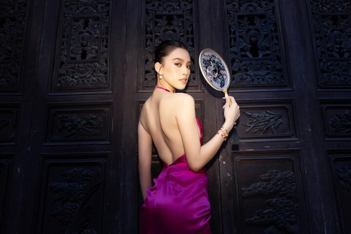 Trần Tiểu Vy sinh năm 2000, đăng quang Hoa hậu Việt Nam 2018. Cô sở hữu gương mặt thanh tú, thân hình quyến rũ với số đo 3 vòng chuẩn.