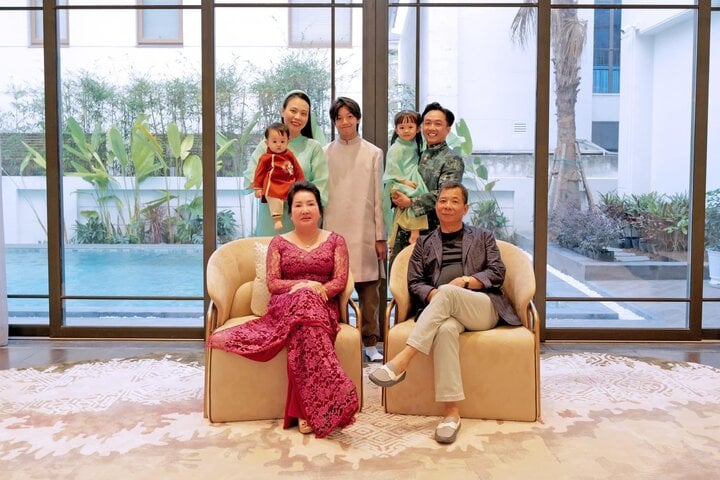 Vừa qua, nam doanh nhân phố núi cũng chia sẻ loạt ảnh của đại gia đình trong dịp Tết Giáp Thìn.