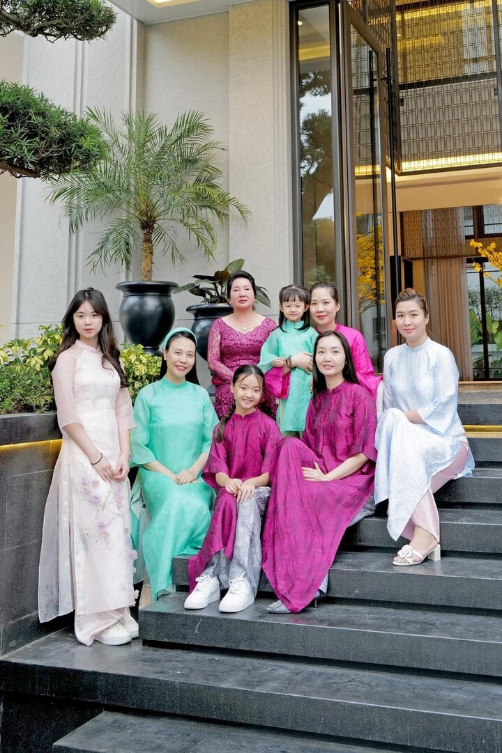 Bức ảnh nữ đại gia quây quần bên các thành viên nữ, trong đó có con dâu Đàm Thu Trang và bé Suchin, nhận được nhiều lời khen từ phía công chúng.