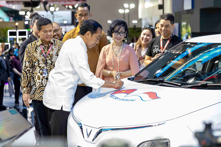 Chiếc VF 5 được Tổng thống Indonesia Joko Widodo ký tên.