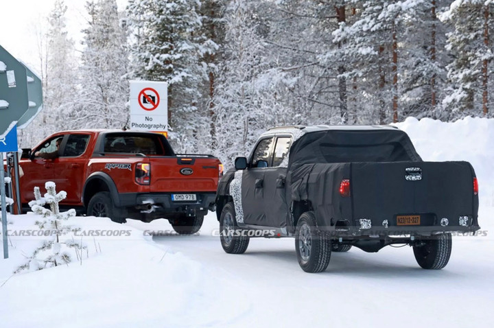 KIA Tasman bị bắt gặp khi đang chạy thử nghiệm cùng Ford Ranger Raptor tại châu Âu. (Ảnh: Carscoops)