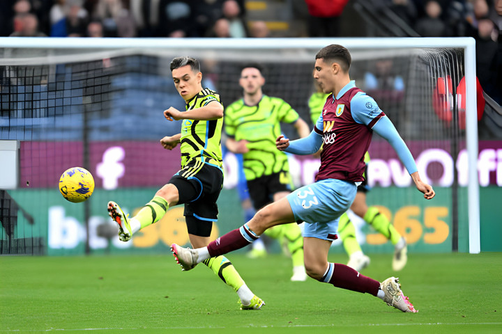 Arsenal (xanh) nắm thế chủ động.