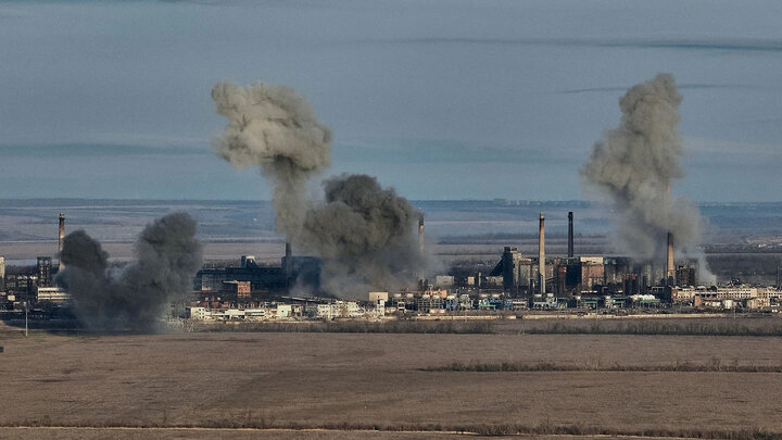 Khói bốc lên từ nhà máy hóa chất và than cốc ở Avdiivka ngày 15/2. (Ảnh: Kostiantyn Liberov)