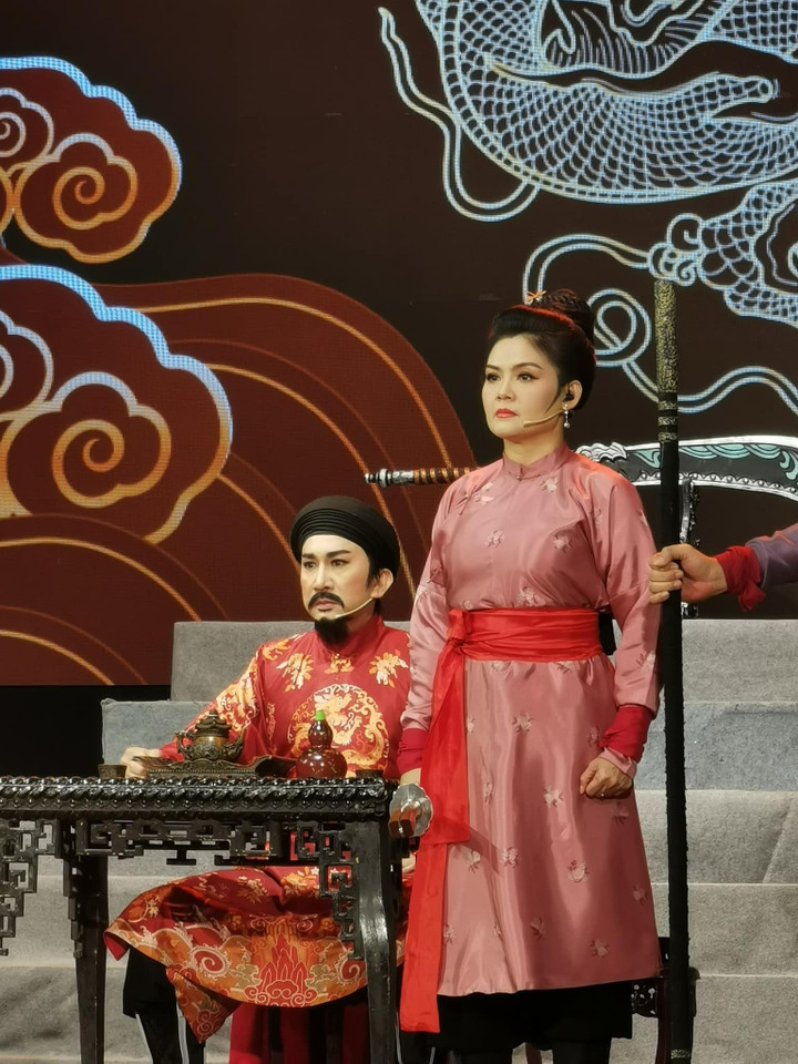 “Tôi biết Hoàng Yến từ lúc còn là diễn viên nhí nên không ngại khi cô bé diễn cảnh tình cảm với chồng tôi. Tôi còn muốn giúp nên có góp ý với Yến để hai người diễn ăn ý với nhau nhiều hơn”, Trinh Trinh chia sẻ.