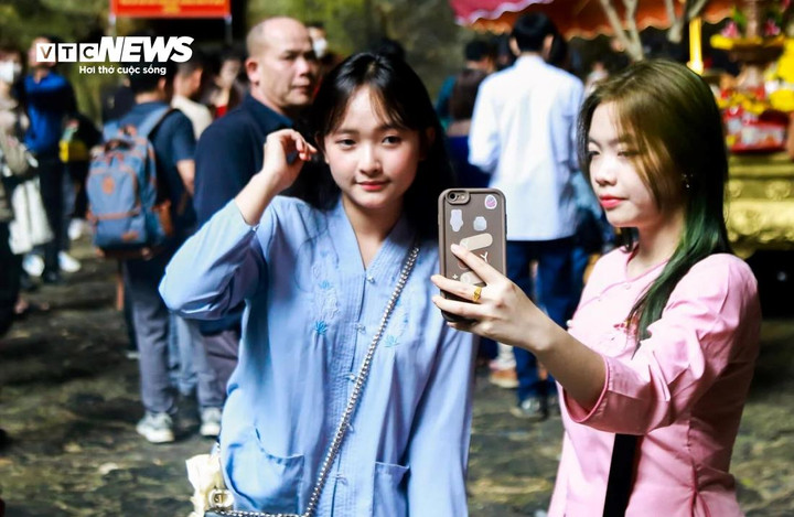 Hai ngày cuối tuần, thời tiết cả nước tương đối thuận lợi để người dân đi lễ chùa đầu năm. (Ảnh minh hoạ: Ngô Nhung)