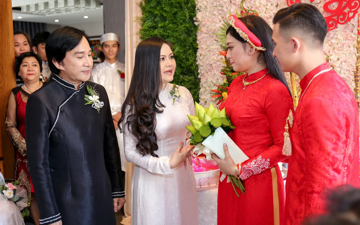 Trong hôn lễ của con gái Kim Tử Long với vợ đầu, Trinh Trinh dành nhiều lời chúc mừng cũng như căn dặn trước khi con riêng của chồng lên xe hoa.