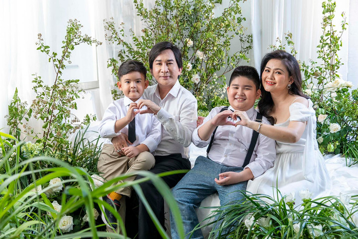 Nghệ sĩ Kim Tử Long và gia đình nhỏ hạnh phúc của anh sau 2 lần đỗ vỡ trong hôn nhân.
