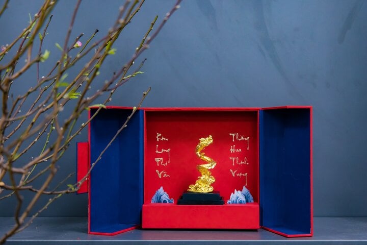 Tượng vàng 24K Kim Long Phi Vân của PNJ mở bán với số lượng giới hạn chỉ 399 tác phẩm. (Ảnh: PNJ)
